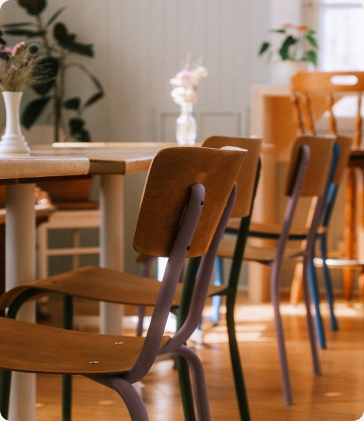 Table et chaises d'école restaurées à l'intérieur du Mami Café.
