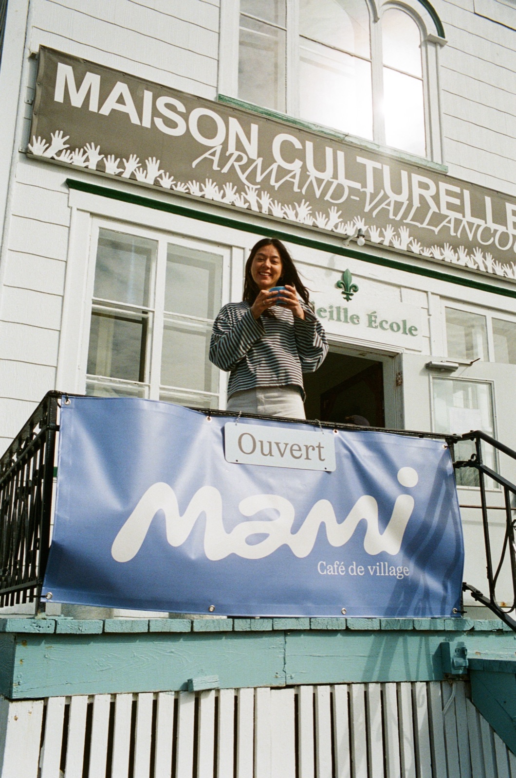 Marilee, fondatrice du Mami Café, sur le balcon de la Maison culturelle Armand-Vaillancourt.