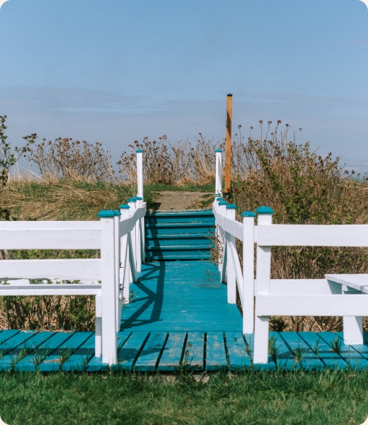 Escalier de bois menant vers le fleuve, près de Saint-André-de-Kamouraska.
